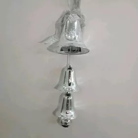 новогодние игрушки, ветки, кол