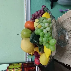 Ваза с фруктами.