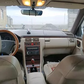 Mercedes-Benz E320 1996