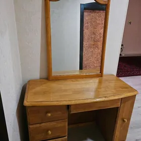 косметический стол с зеркалом