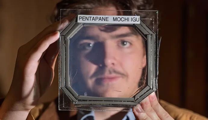 Fizikler eliňde ody saklamaga mümkinçilik berýän dury materialy oýlap tapdylar