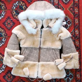 Детское пальто с капюшоном.