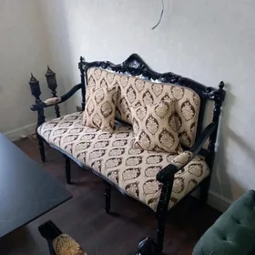 Трон со стульями