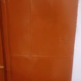 железная дверь с деревянной