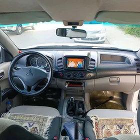 Mitsubishi L200 2011