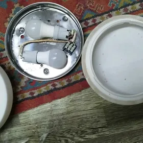 потолочные светильники два шт