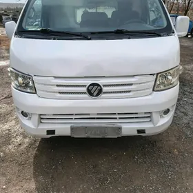 Toyota Hiace 2015