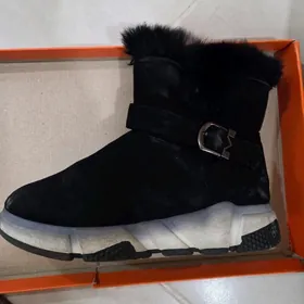 женские сапоги.