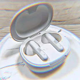 JBL TWS 5.2 white earbuds