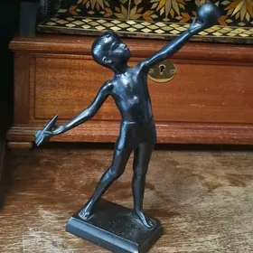 Статуэтка, Мальчик с ракетой