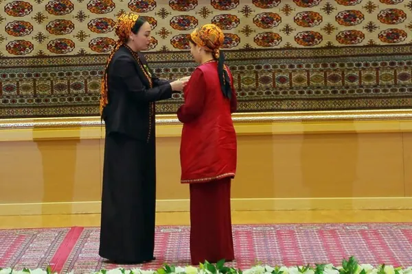 Türkmenistanda zähmetde tapawutlanan raýatlara döwlet sylaglaryny gowşurmak dabarasy geçirildi