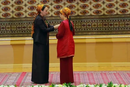 В Туркменистане вручили государственные награды в честь юбилея нейтралитета