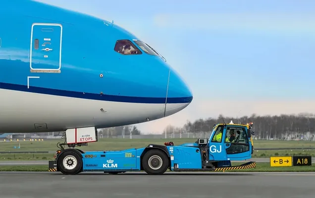 Amsterdamda uçarlary çekmek üçin elektrik tirkeg ulaglary ulanylyp başlandy