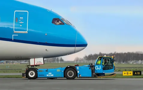 В Амстердаме начали использовать электрические тягачи для буксировки самолётов