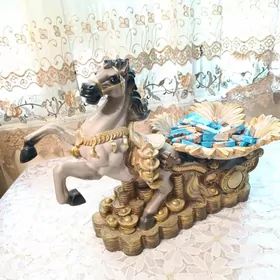 Конфетница  лошадь на деньгах