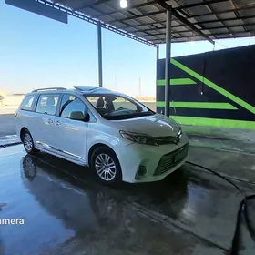 Toyota Sienna 2020