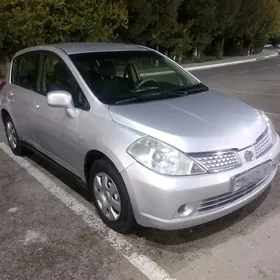 Nissan Tiida 2005
