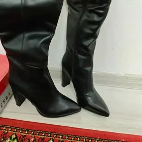 Длинные сапоги из кожи