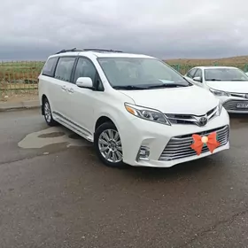 Toyota Sienna 2019