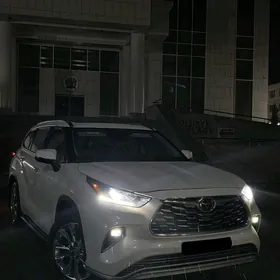 Toyota Highlander 2021
