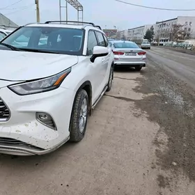 Toyota Highlander 2021