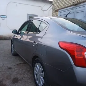 Nissan Versa 2012