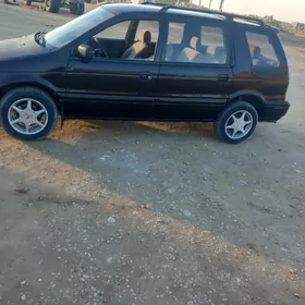 Mitsubishi Chariot 1993