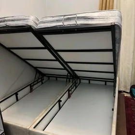 krawat, кровать