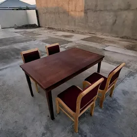 Stol 4 oturgyjy bilen