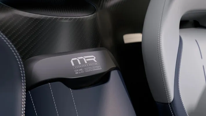 Rimac Nevera R-iň ýörite wersiýasynyň eýelerine kompaniýanyň baş edarasynyň açarlary gowşurylar