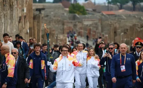 Jeki Çan gadymy Pompei şäherinden Olimpiýa alawyny göterip geçdi