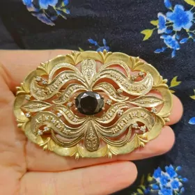 gyzyl broshka arassaja onum