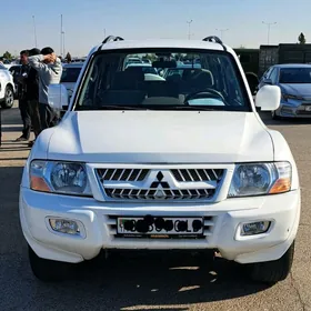 Mitsubishi Montero 2001
