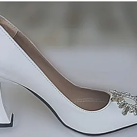 БЕЛЫЕ ТУФЛИ