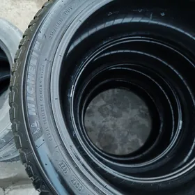 Teker Michelin 235.45.18