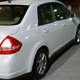 Nissan Tiida 2005