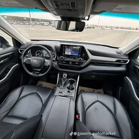 Toyota Highlander 2021