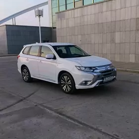 Mitsubishi Outlander 2023