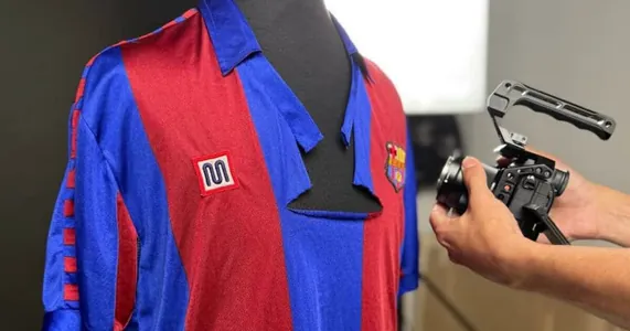 Maradonanyň oýunda urşup ýyrtylan futbolkasy 179 müň dollara satyldy