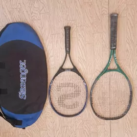 теннисные ракетки и мячи.