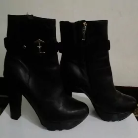 Ботильоны на высоком каблуке.