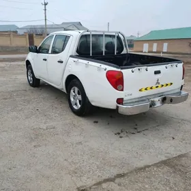 Mitsubishi L200 2010