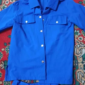 рубашка и джинсы