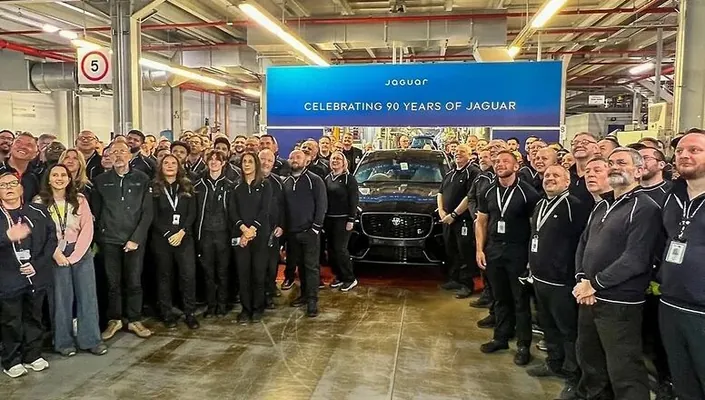 Benzin bilen işleýän soňky Jaguar konweýerden çykdy