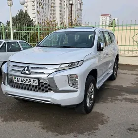 Mitsubishi Pajero 2020