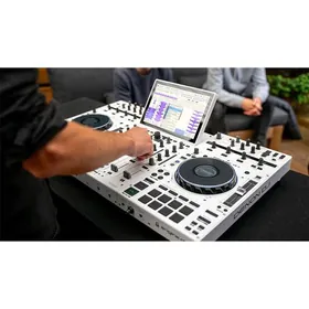 DJ Denon Prime4+