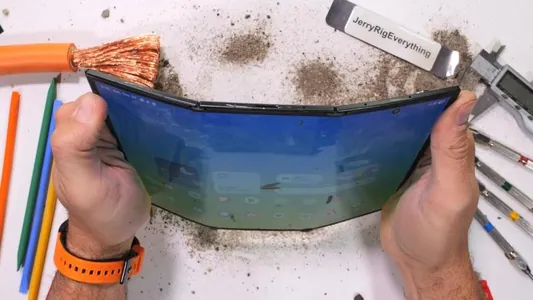 Блогер сжег, поцарапал, сломал и разобрал Galaxy Z TriFold: насколько легко это сделать?