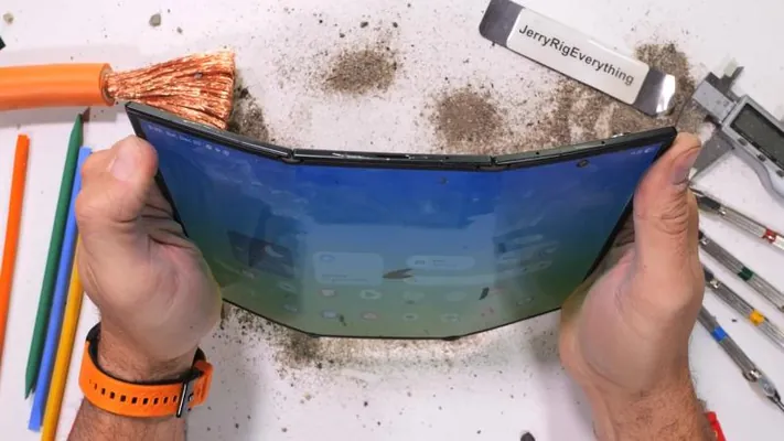 Блогер сжег, поцарапал, сломал и разобрал Galaxy Z TriFold: насколько легко это сделать?