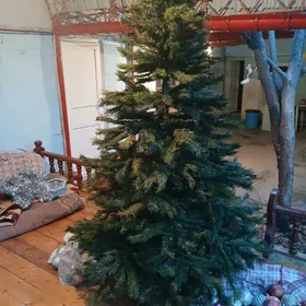 Ёлка и игрушки