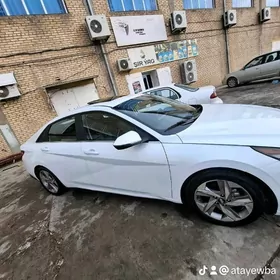 Hyundai Elantra 2022